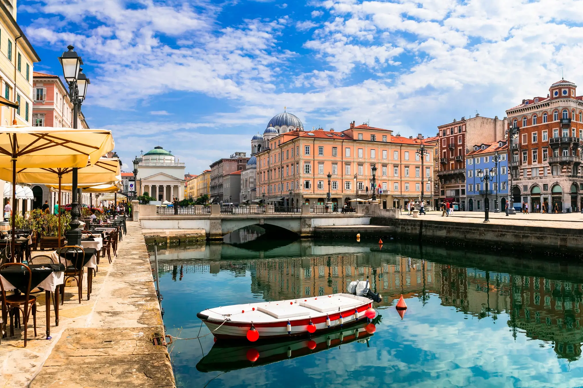 Vue sur le canal à Trieste avec des rues charmantes, Italie.