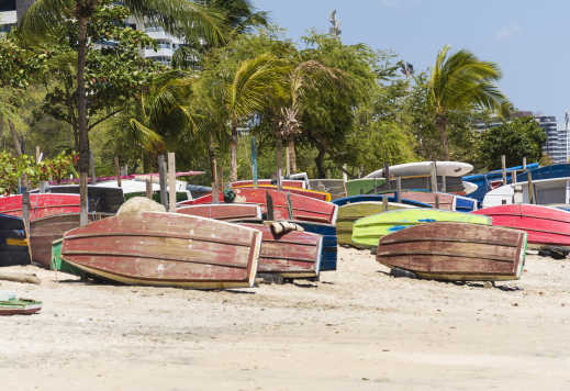 Petits bateaux sur la plage de Mucuripe à Fortaleza, au Brésil