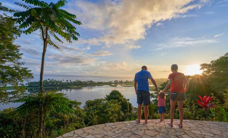 Famille en vacances au Costa Rica devant un panorame tropical