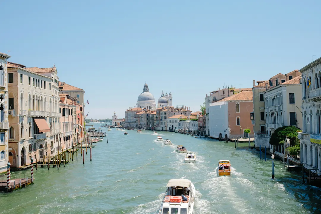 Kanal in Venedig mit historischen Gebäuden und Booten, Venedig, Venetien, Italien.

