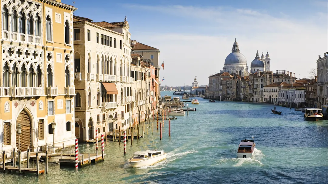 Kanal in Venedig mit historischen Gebäuden und Booten, Venedig, Venetien, Italien.
