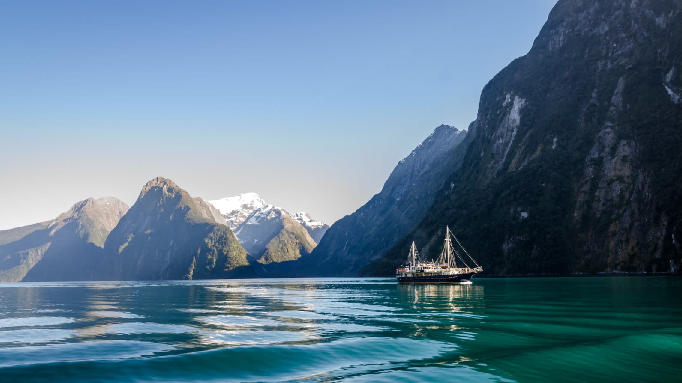 Bateau de croisière sur le fjord de Milford Sound, Nouvelle-Zélande.

