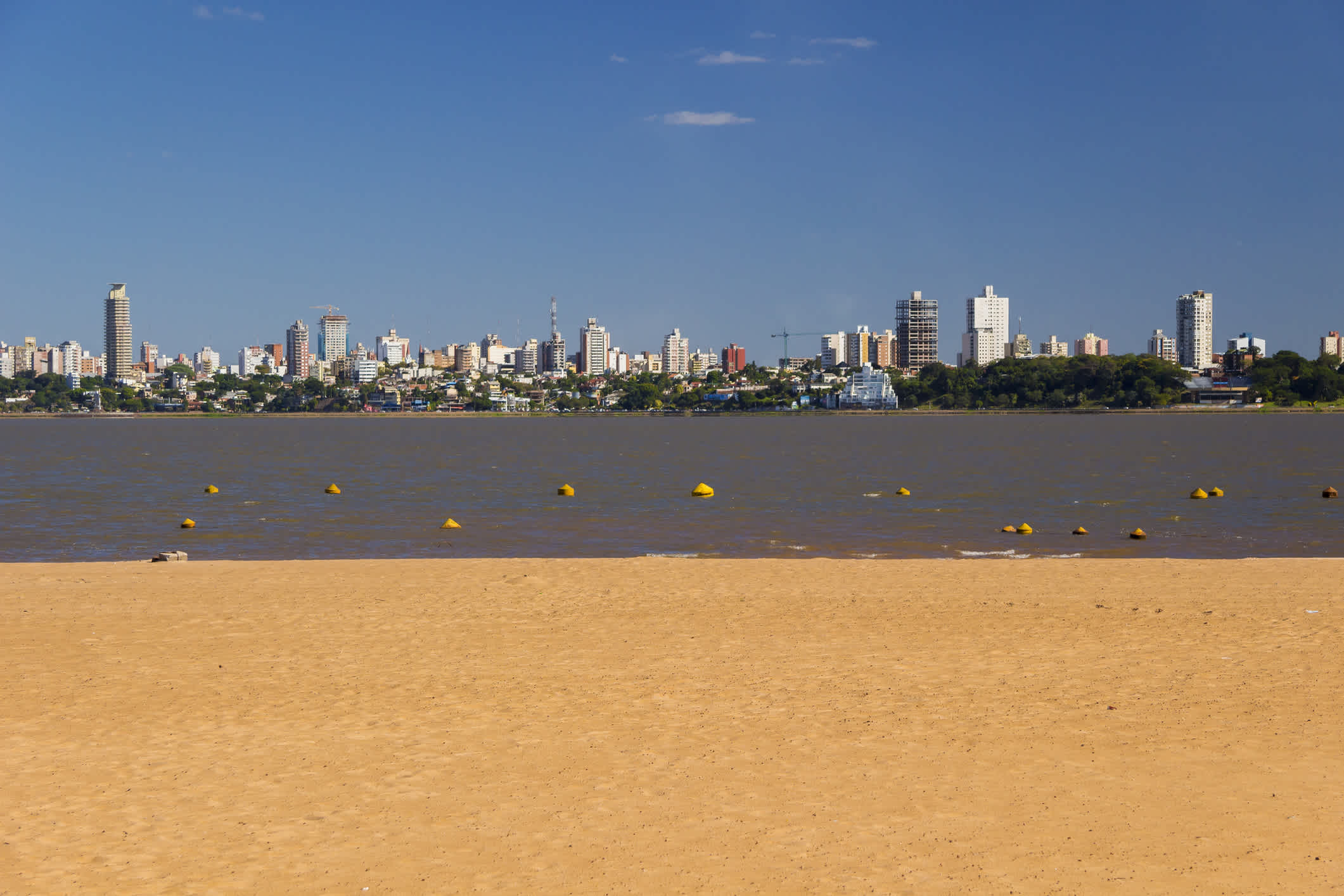 Panorama urbain de Posadas sur le fleuve Parana, Argentine