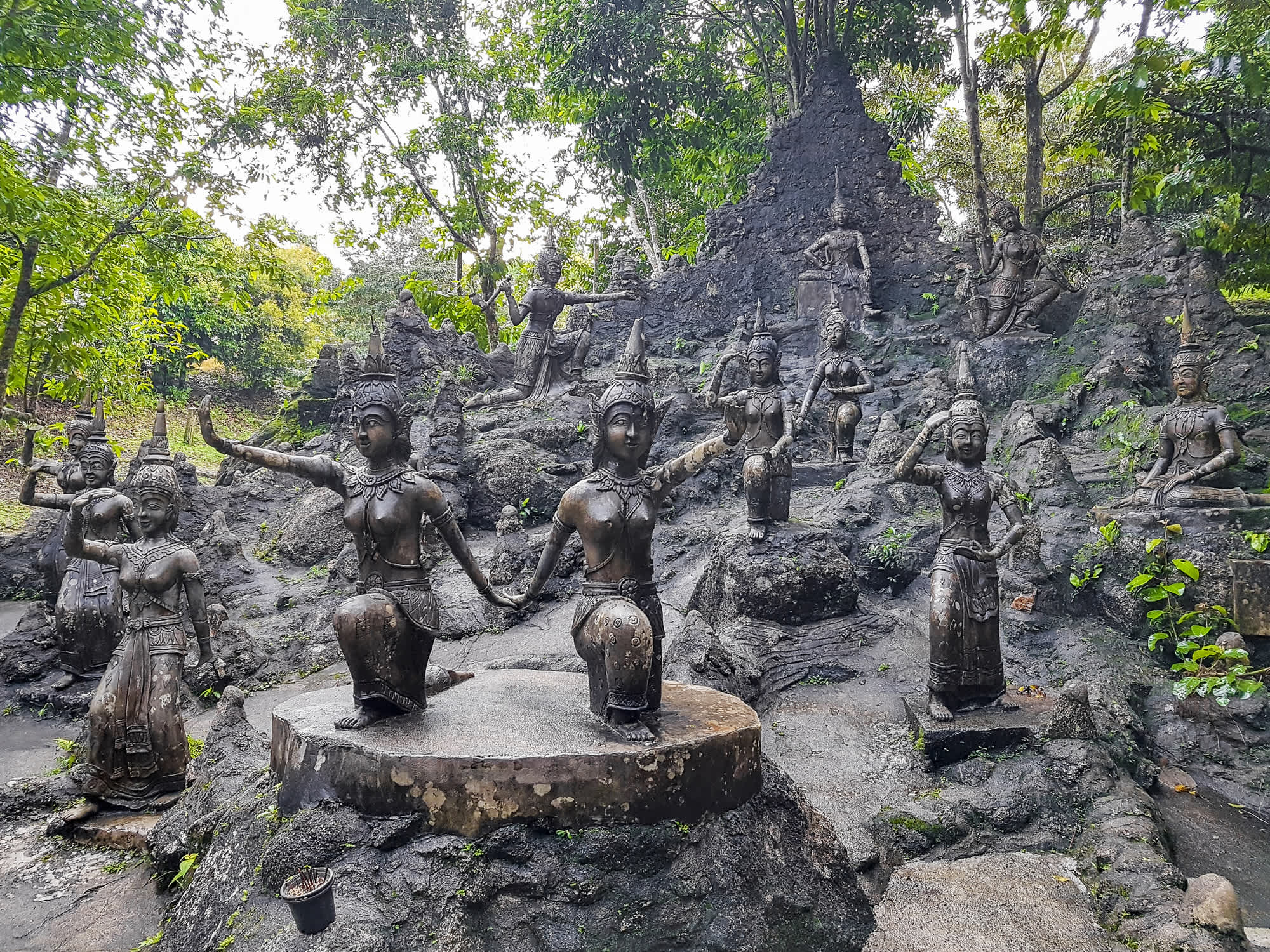 Buddha Statuen im Tarnim Magic Garden