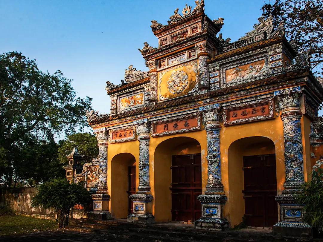 Verziertes historisches Tor mit bunten Details. Kaiserliche Stadt, Hue, Thua Thien-Hue, Vietnam.
