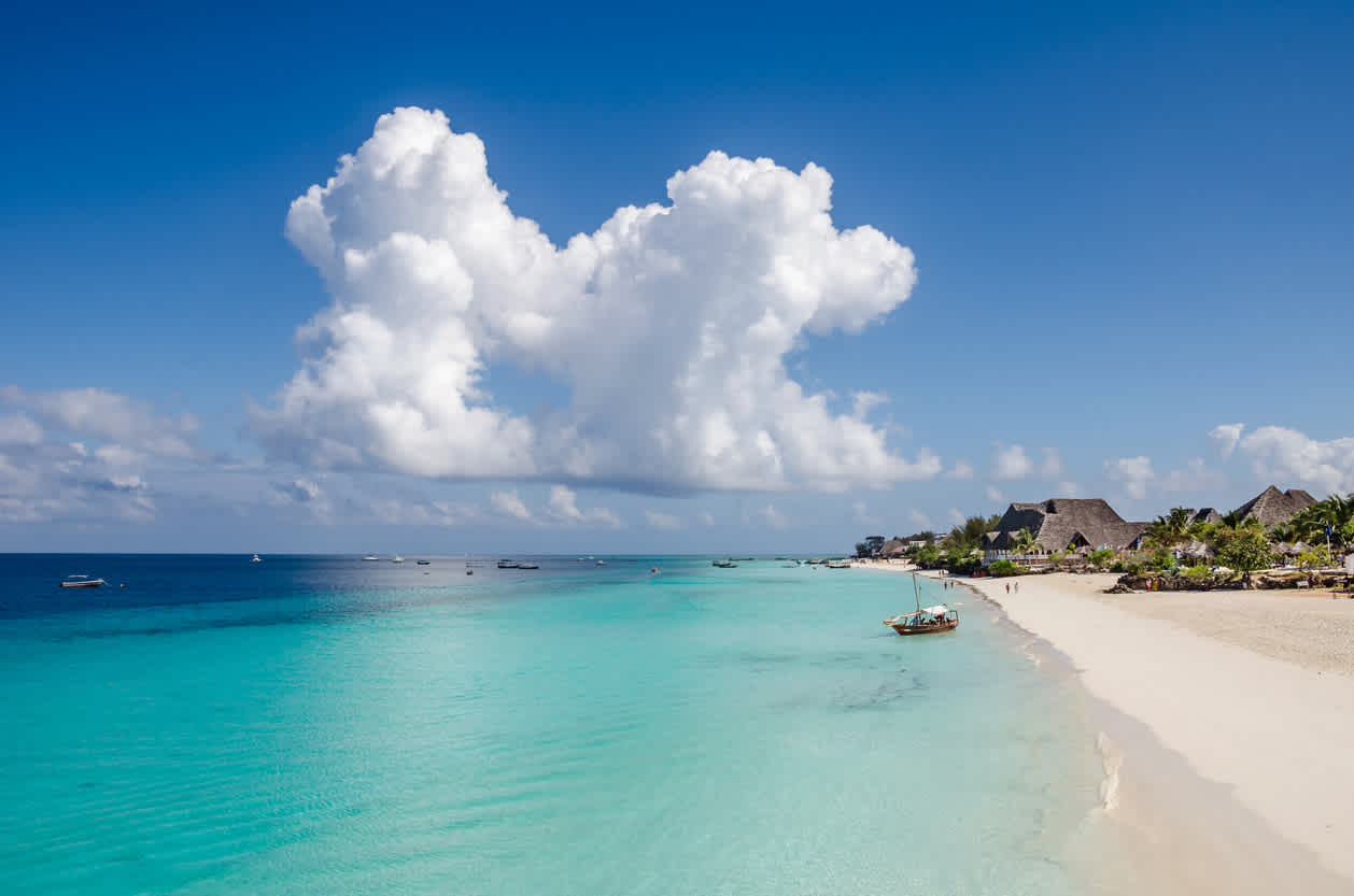 Découvrez les magnifiques plages de Zanzibar au départ de Pwani Mchangani pendant votre voyage en Tanzanie.