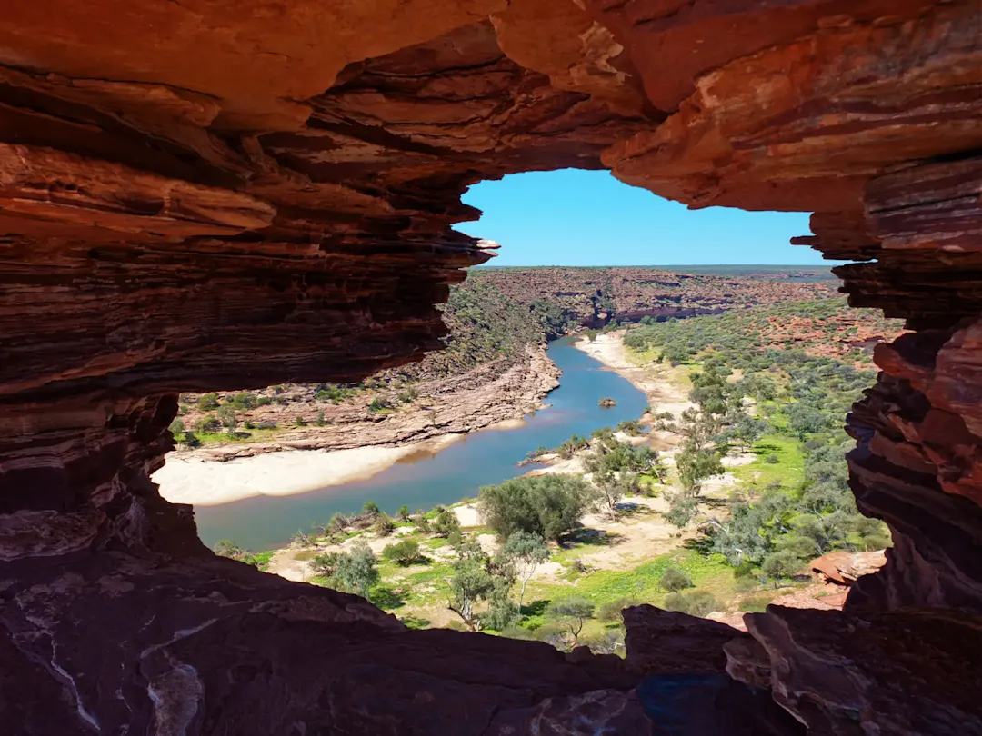 Flusslandschaft durch ein natürliches Felsenfenster. Kalbarri, Western Australia, Australien.
