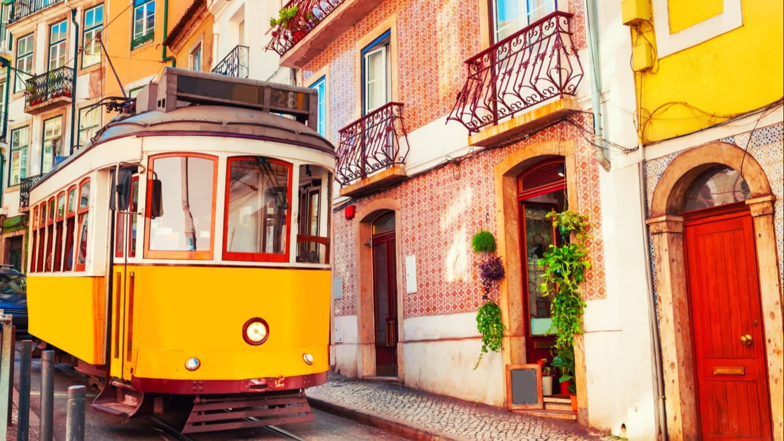 Gelbe Vintage-Straßenbahn auf der Straße in Lissabon, Portugal