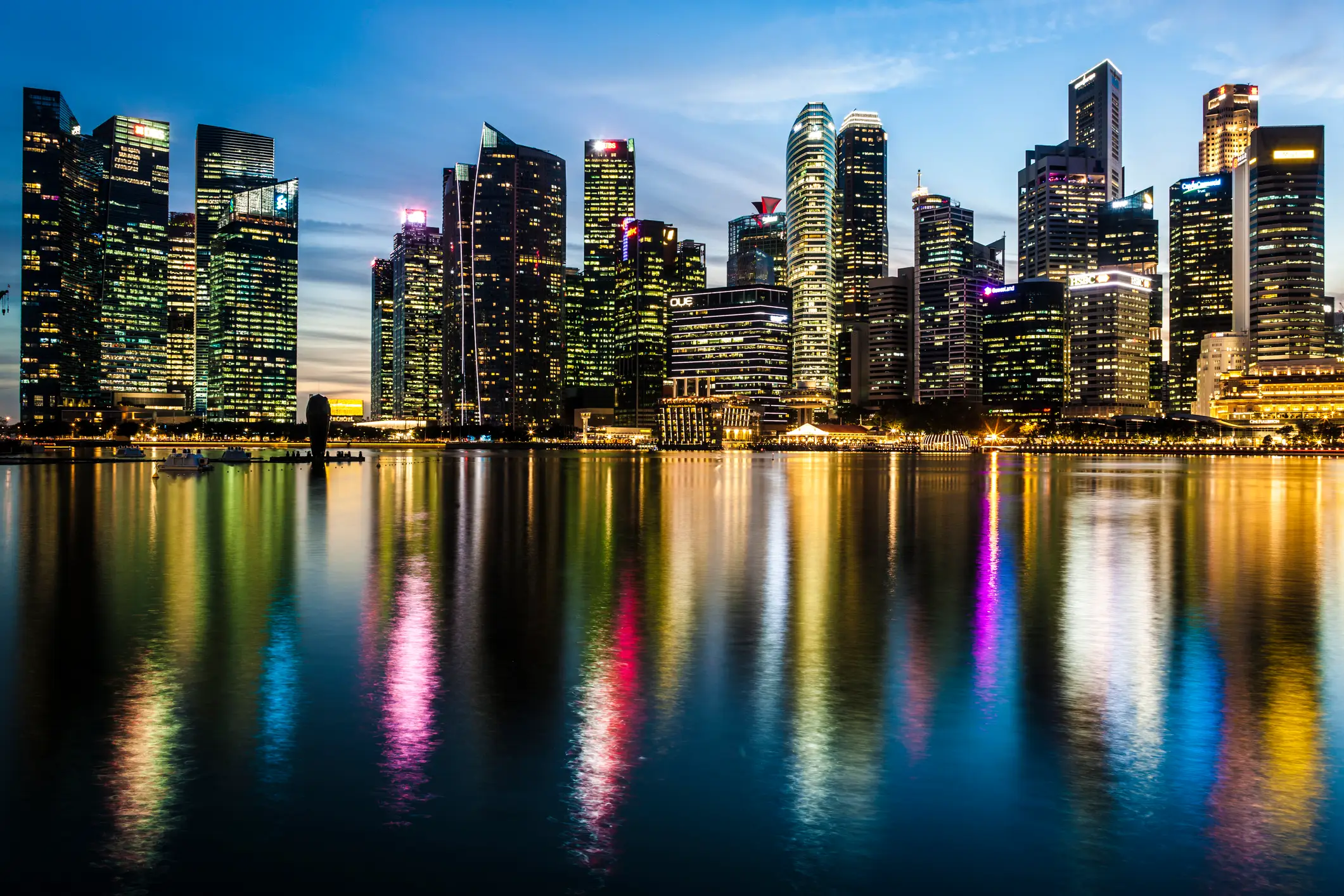 Singapur Skyline von Singapur in der Dämmerung