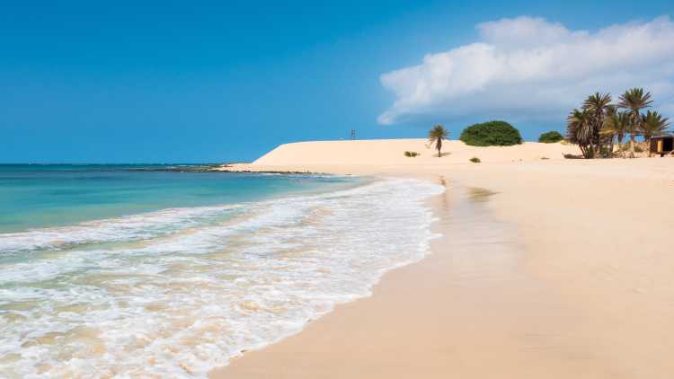 Découvrez la très jolie plage de sable fin de Praia de Chaves à Boavista pendant votre voyage au Cap-Vert.
