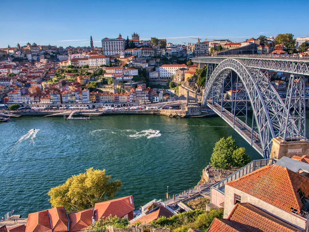 Portugal, Porto, Ponte Luís I Ikonische Metallbrücke mit Blick auf die Altstadt am Douro-Fluss. Ponte Luís I, Porto, Portugal.