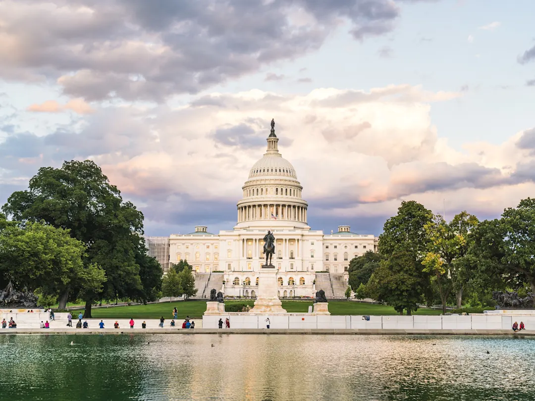 Blick auf das Kapitol der Vereinigten Staaten mit seinem imposanten weißen Kuppelbau. Washington D.C., District of Columbia, USA.
