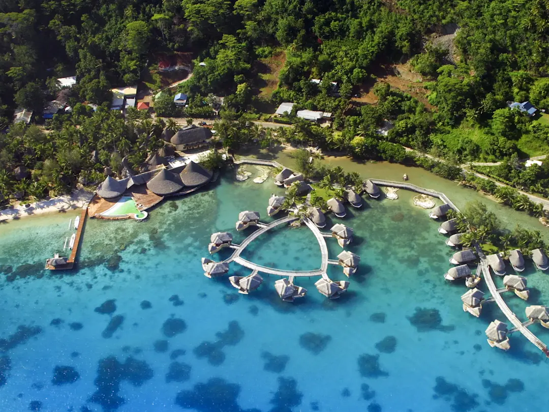 Luxus-Bungalows über türkisfarbener Lagune. Papetoai, Moorea, Französisch-Polynesien.
