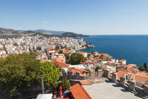 Luftaufnahme des griechischen Ferienortes Kavala, großer Hafen mit alter Festung und Altstadt 