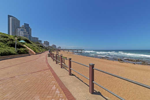 Vue sur la promenade pavée de Golden Mile en bord de mer à Umhlanga, Durban, Afrique du Sud

