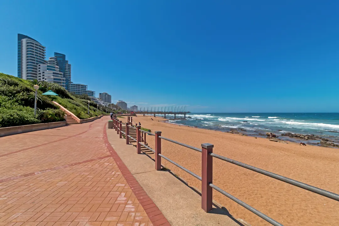 Südafrika, Durban, Umhlanga Gepflasterte Strandpromenade in Umhlanga, Durban, Südafrika