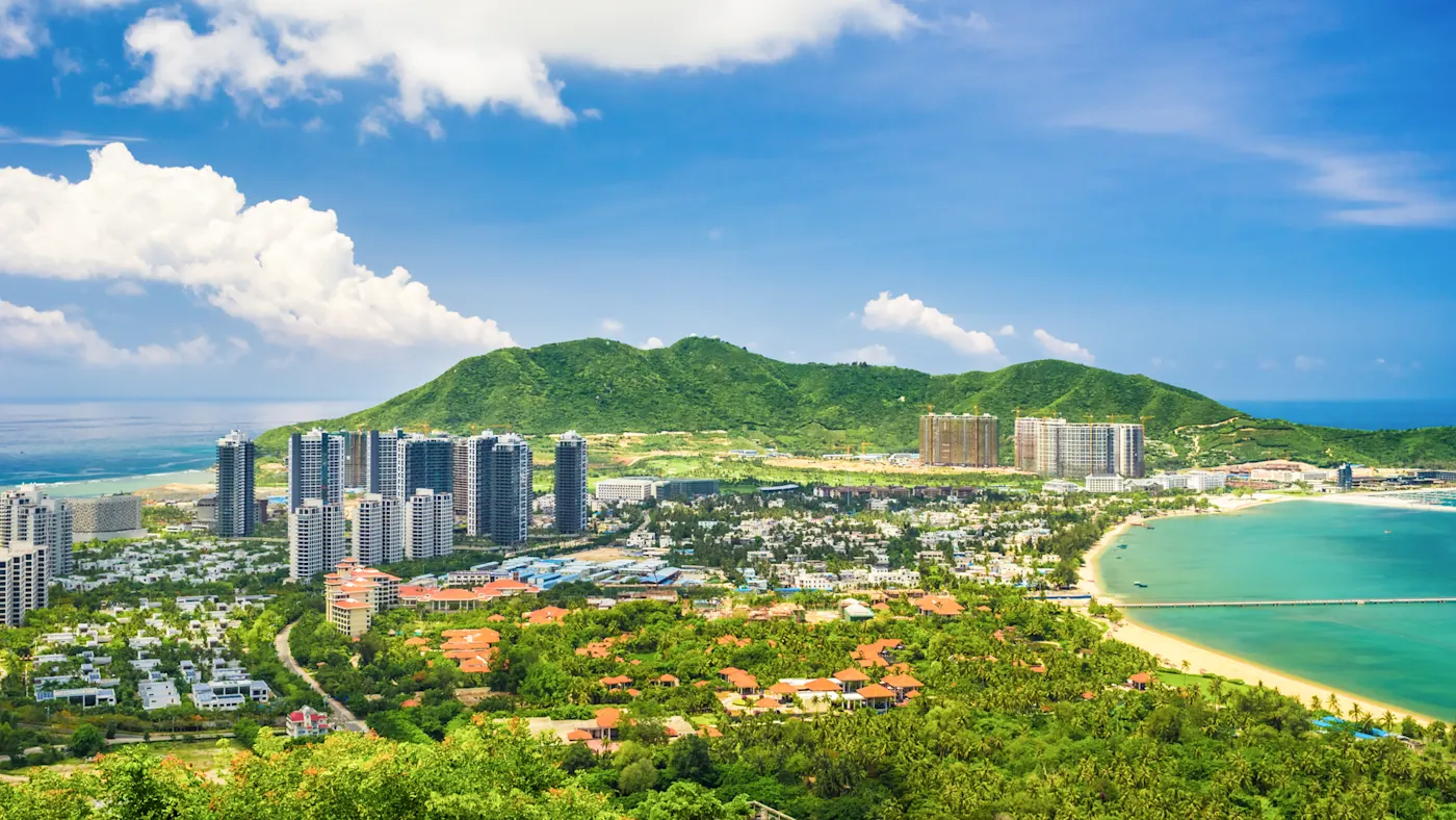 Panoramablick auf die Stadt Sanya und die Bucht vom Luhuitou Park.

