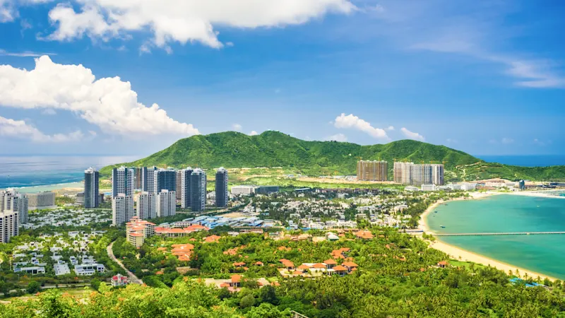 Panoramablick auf die Stadt Sanya und die Bucht vom Luhuitou Park.

