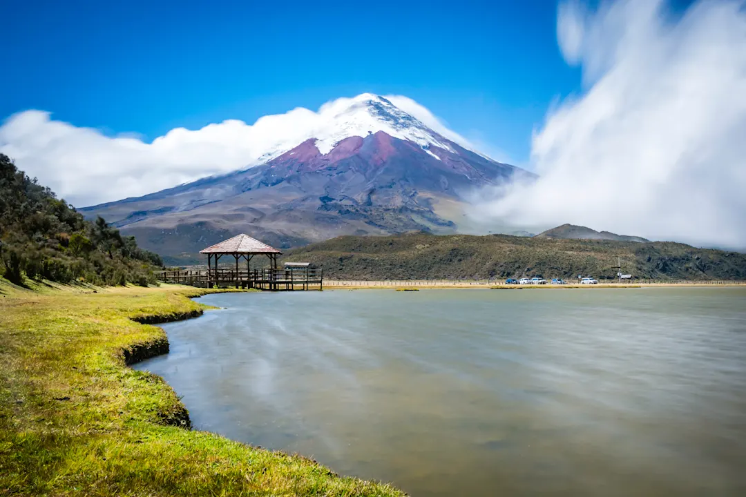 Vulkan Cotopaxi und Holzpavillon am Fuße des Berges in Ecuador.

