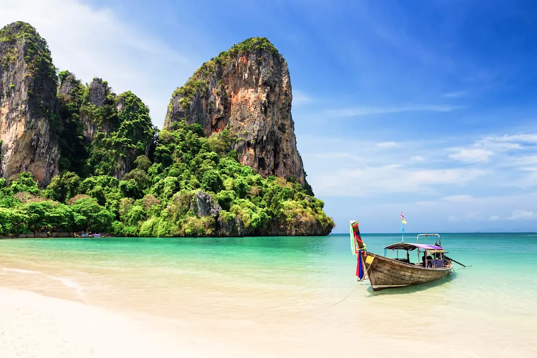 Thai traditionelle hölzerne Longtail-Boot und schönen Sandstrand