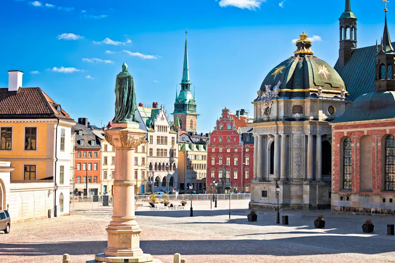 Blick auf die historische Architektur der Stockholmer Innenstadt, Riddarholmen-Platz