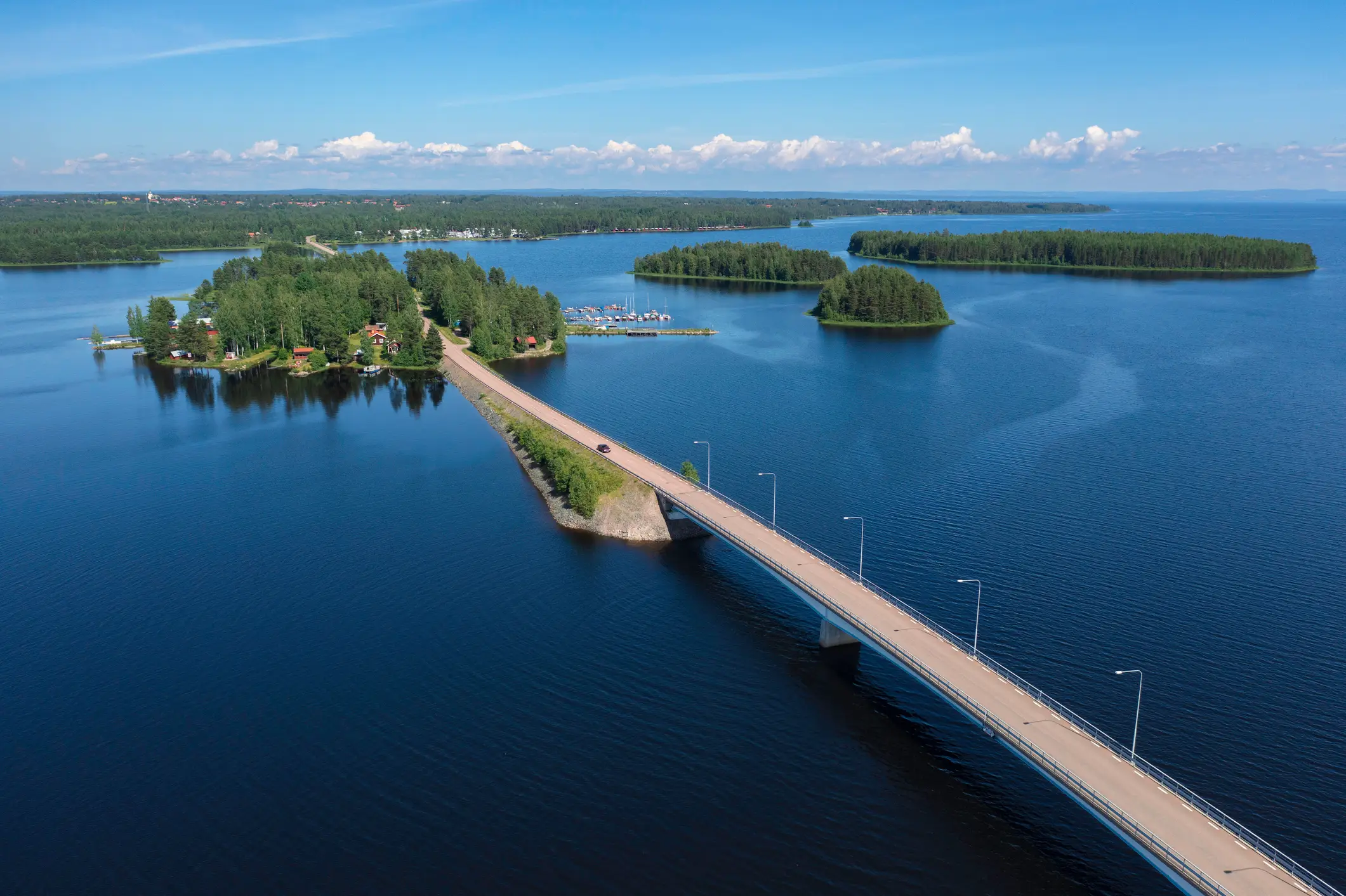See Siljan, Schweden, Straßenverkehr, Natur, Nicht-städtisches Motiv See Siljan, Schweden, Straßenverkehr, Natur, Nicht-städtisches Motiv