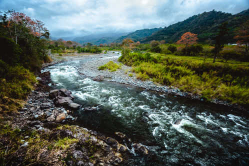 Der Fluss im Tal von Orosi in Costa Rica.
