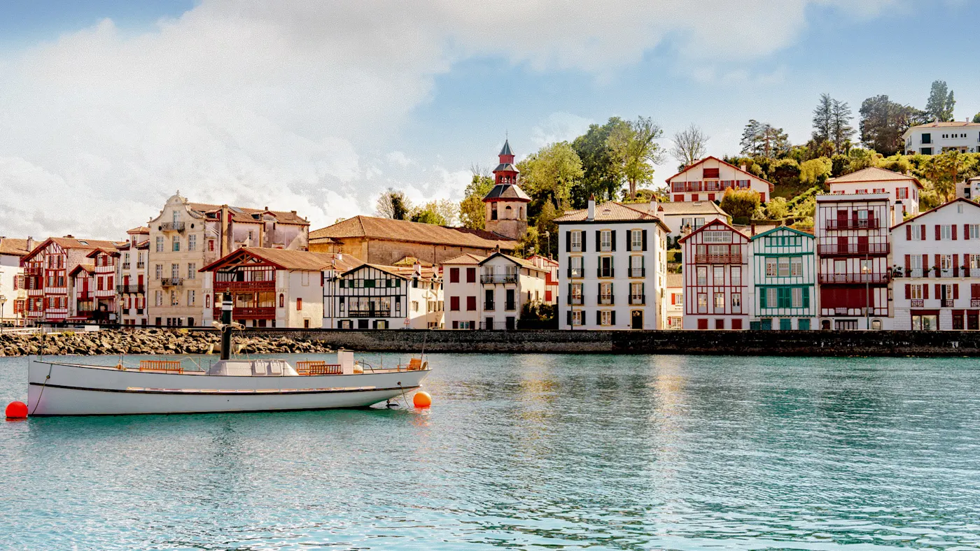 Bunt gefärbte Häuser am Ufer des Flusses. Baskenland, Spanien.