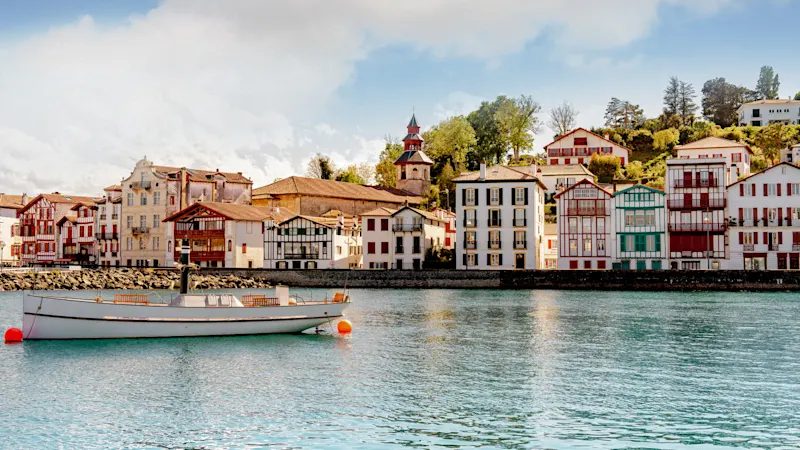 Bunt gefärbte Häuser am Ufer des Flusses. Baskenland, Spanien.