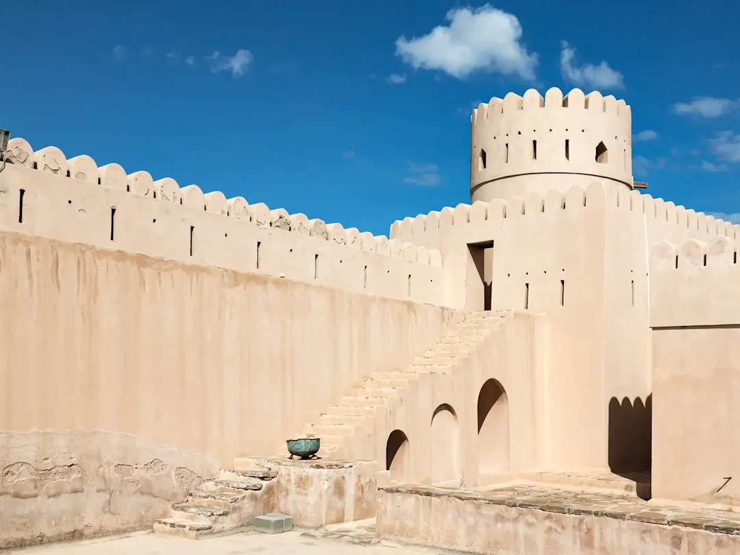 Oman, Al Batinah, Al Rustaq Historisches Fort mit sandfarbenen Mauern und Wachturm. Al Rustaq, Al Batinah, Oman.