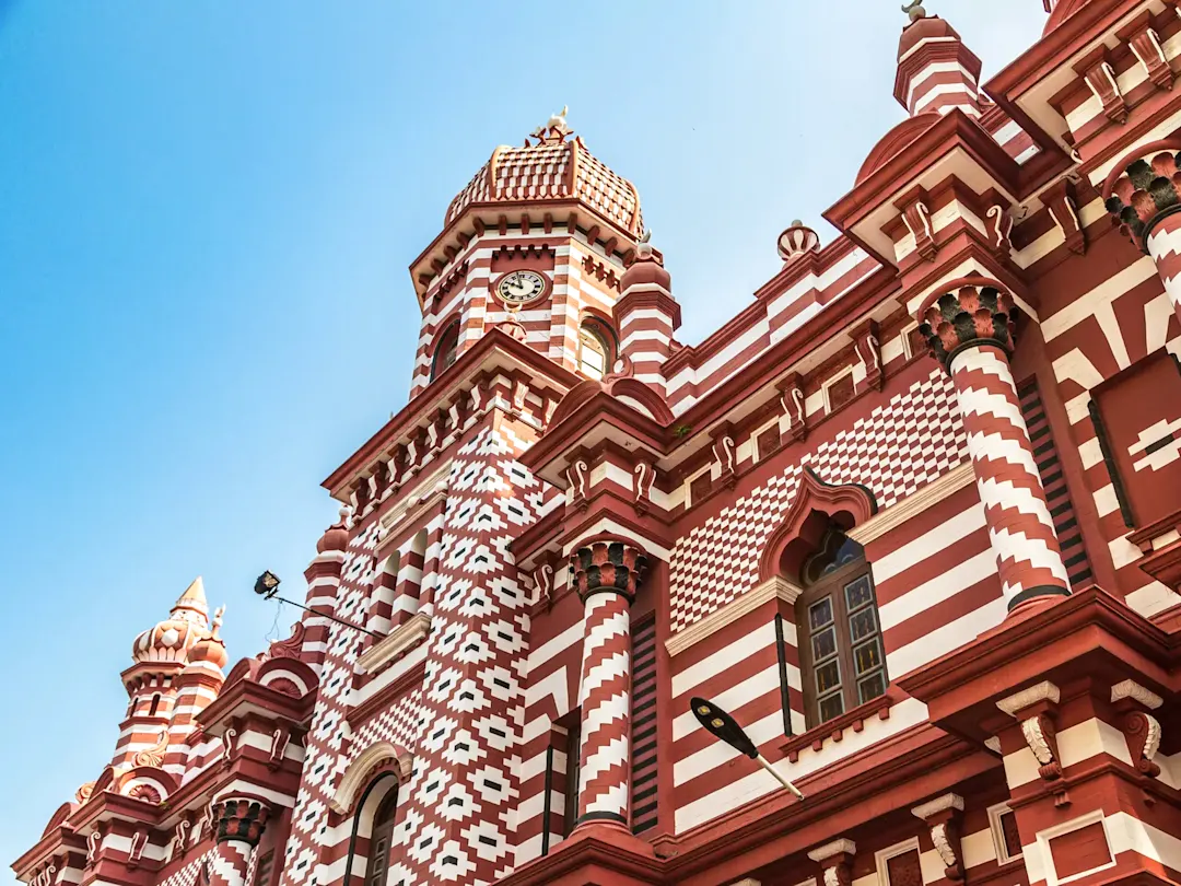 Jami Ul-Alfar Moschee mit roten und weißen Mustern und Uhrturm. Colombo, Sri Lanka.