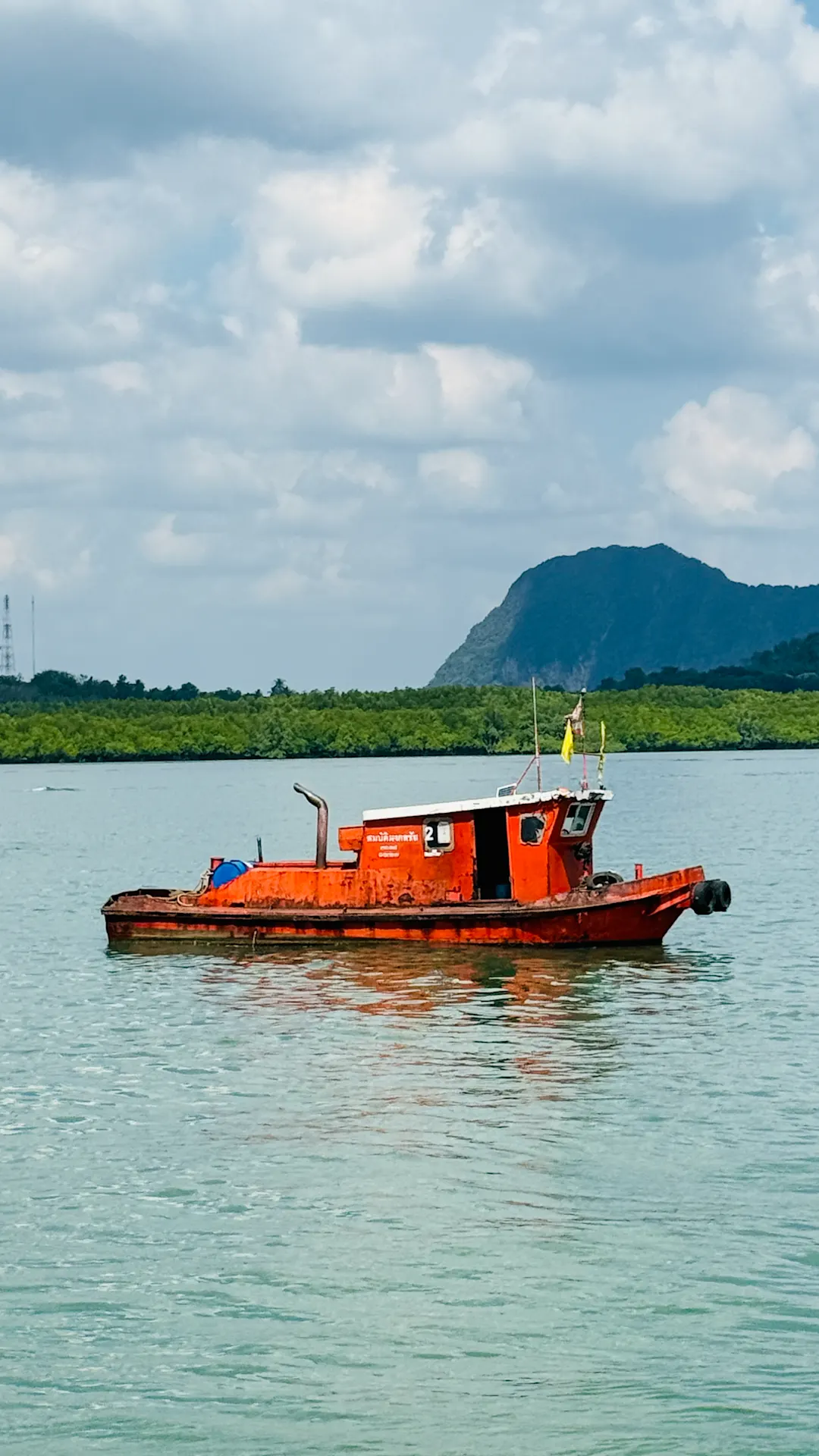 Rotes Boot auf dem Wasser, Thailand