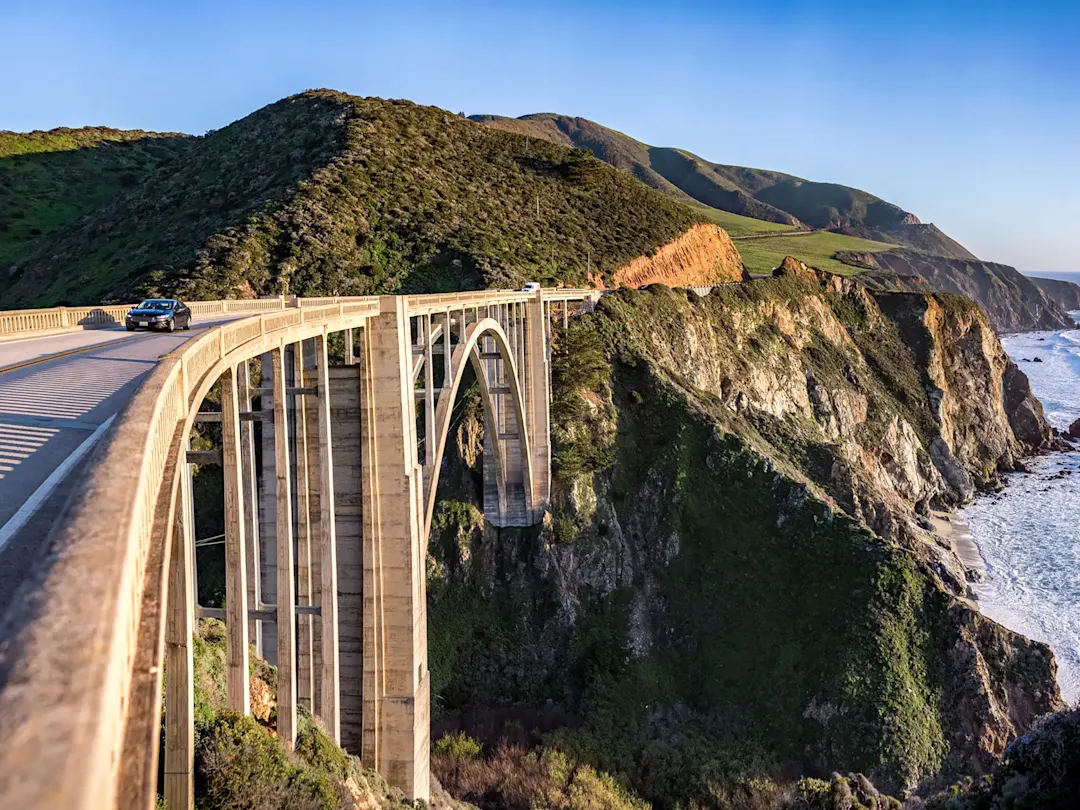 Majestätische Brücke über eine Klippe entlang der Küste. Big Sur, Kalifornien, USA.
