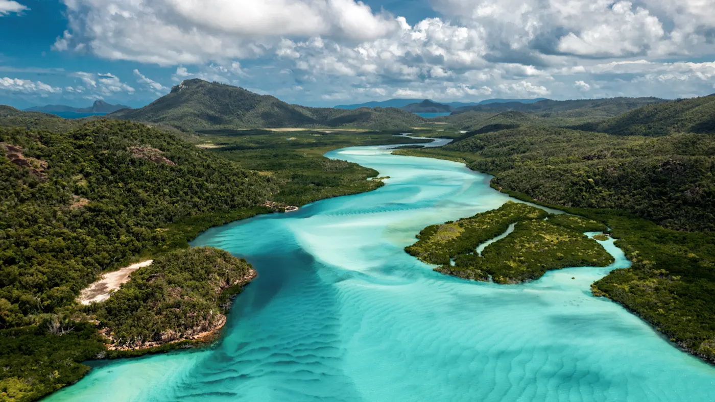 Queensland, Australien Luftbild von Hill Inlet mit türkisfarbenem Wasser, umgeben von grüner Landschaft. Whitsunday Islands, Queensland, Australien.