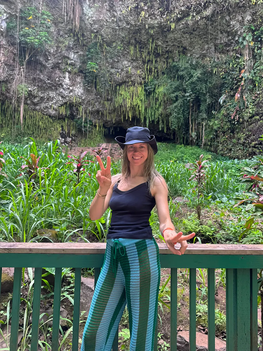 Hayley posiert vor Pflanzen, Hawaii