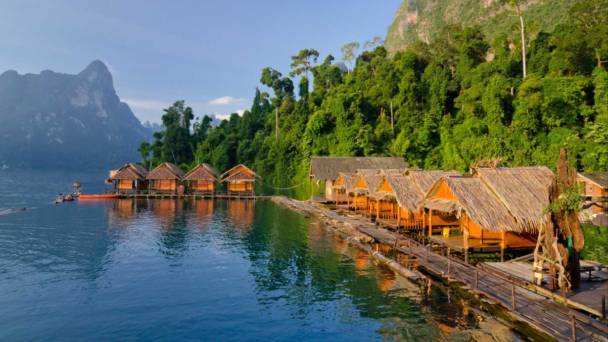 Traditionelle Häuser am Wasser im Khao Sok Nationalpark von Thailand