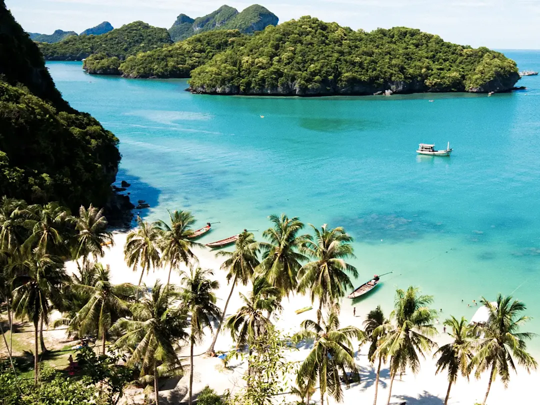 Tropische Inseln mit Palmen und türkisfarbenem Wasser. Ang Thong, Koh Samui, Thailand.