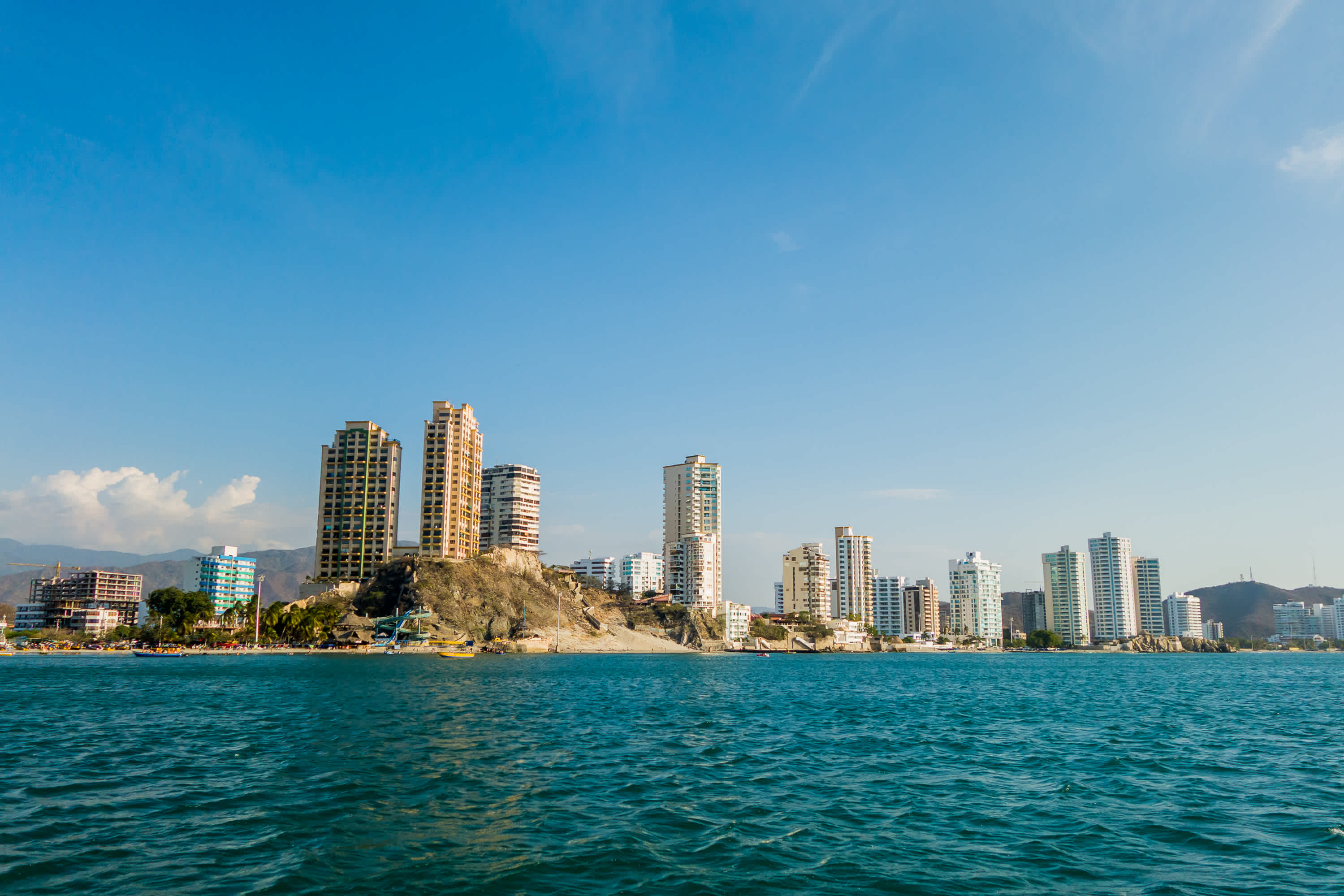 Stadtbild und Strand Rodadero in Santa Marta, Kolumbien.