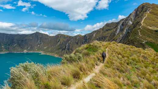 Ein Wanderer auf der Quilotoa Loop in den Anden in der Nähe von Quito, Ecuador.

