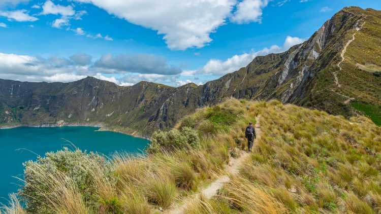 Ein Wanderer auf der Quilotoa Loop in den Anden in der Nähe von Quito, Ecuador.

