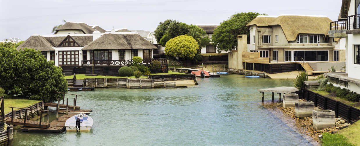 Faites un stop à St. Francis Bay pendant votre voyage en Afrique du Sud et découvrez cette station balnéaire haute de gamme dont l'architecture vous donnera l'impression d'être en vacances dans une station balnéaire européenne.