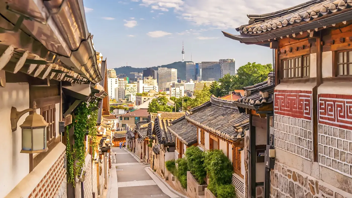 Südkorea, Seoul, Bukchon Hanok, Roadtrip Blick auf Bukchon Hanok Village mit Skyline von Seoul, Südkorea.