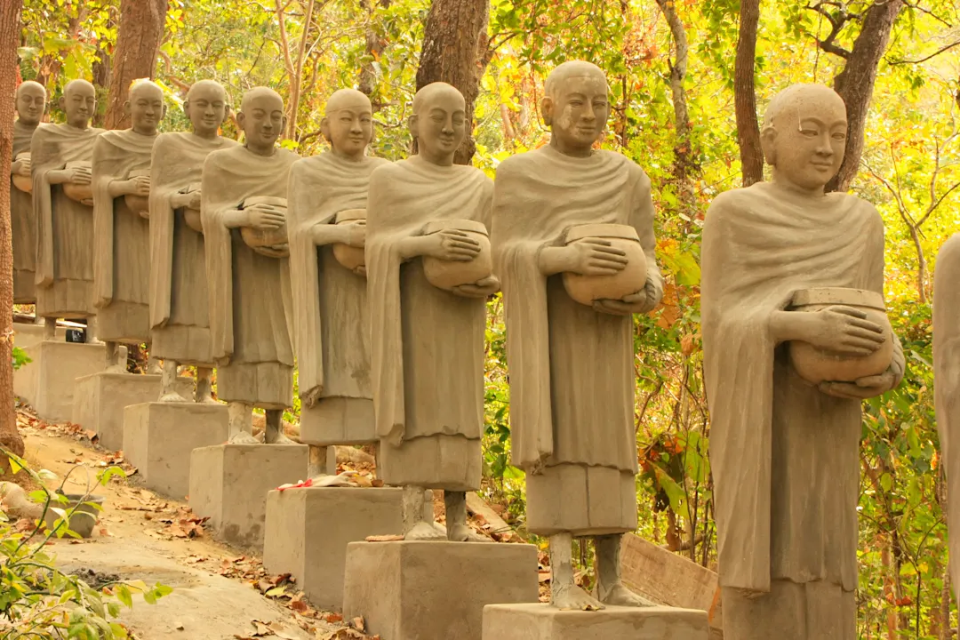 Kambodscha, Kratie, Phnom Sombok Statuen von Betteln Mönche, Phnom Sombok, Kratie, Kambodscha