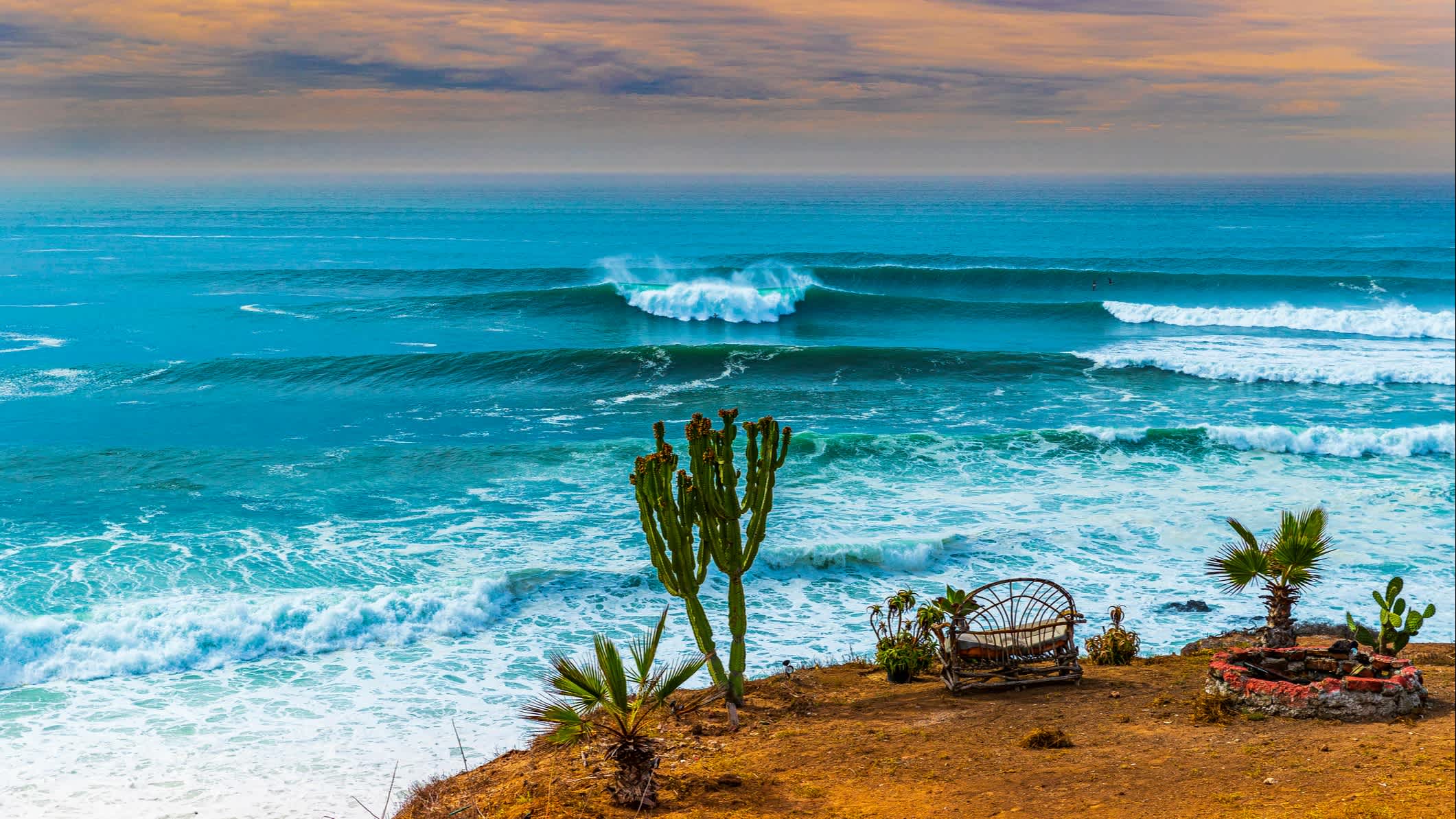 Assis au premier rang au bord d'une falaise en Basse-Californie, Mexique