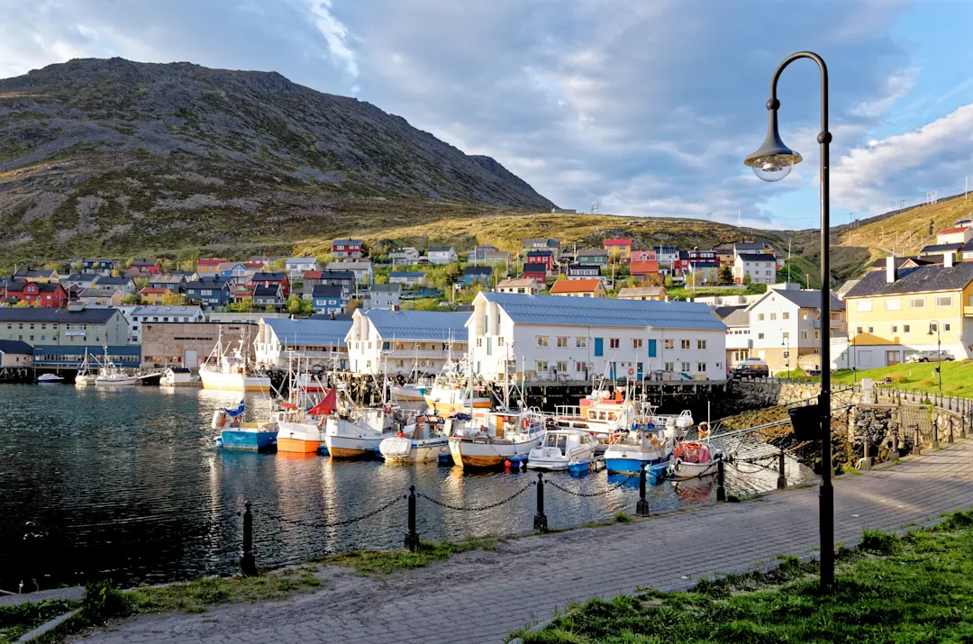 Panoramablick auf Honningsvag Stadt und Bucht - Norwegen

