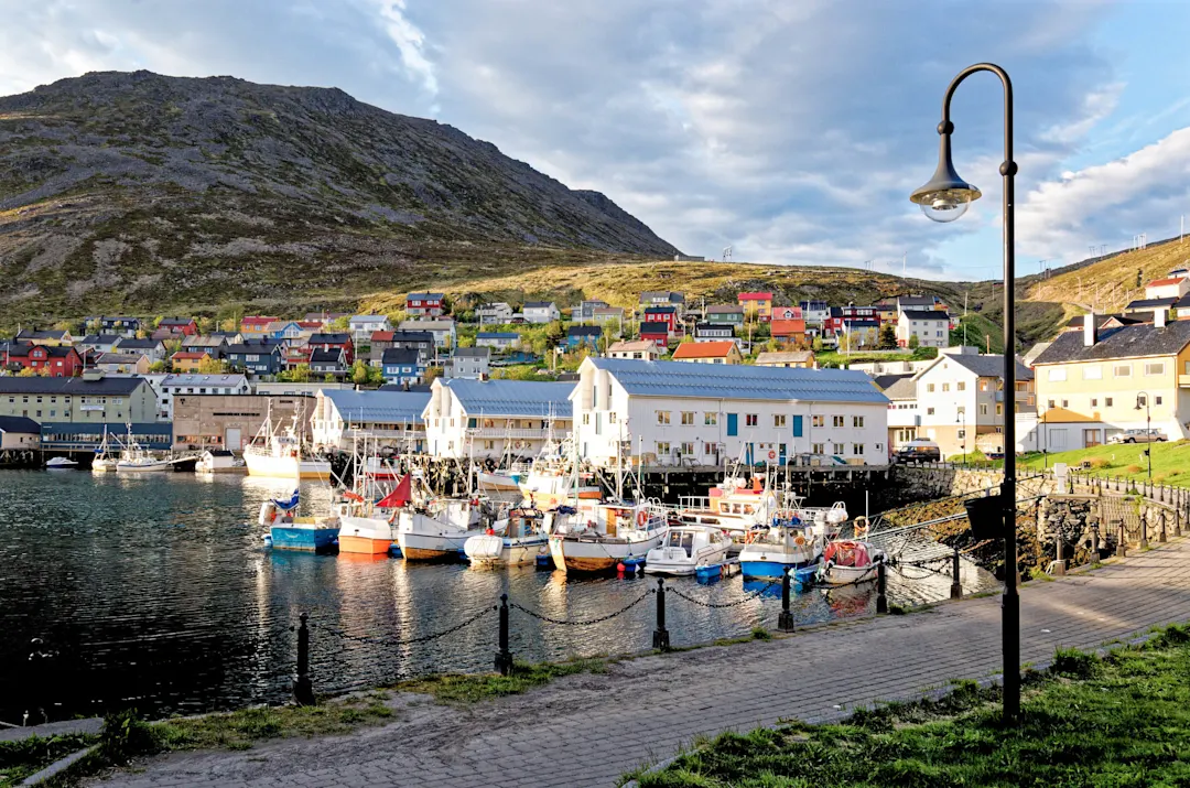Panoramablick auf Honningsvag Stadt und Bucht - Norwegen


