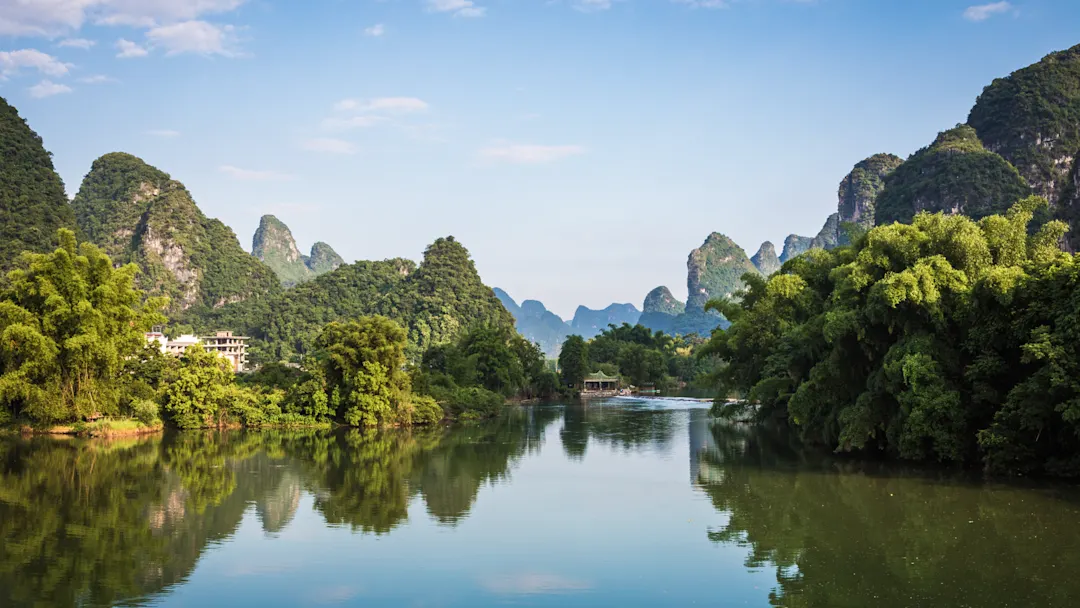 Malerische Aussicht auf Yulong Fluss zwischen grünen Wäldern und Karstberge in Yangshuo County von Guilin, China. Yangshuo ist ein beliebtes Reiseziel in Asien.

