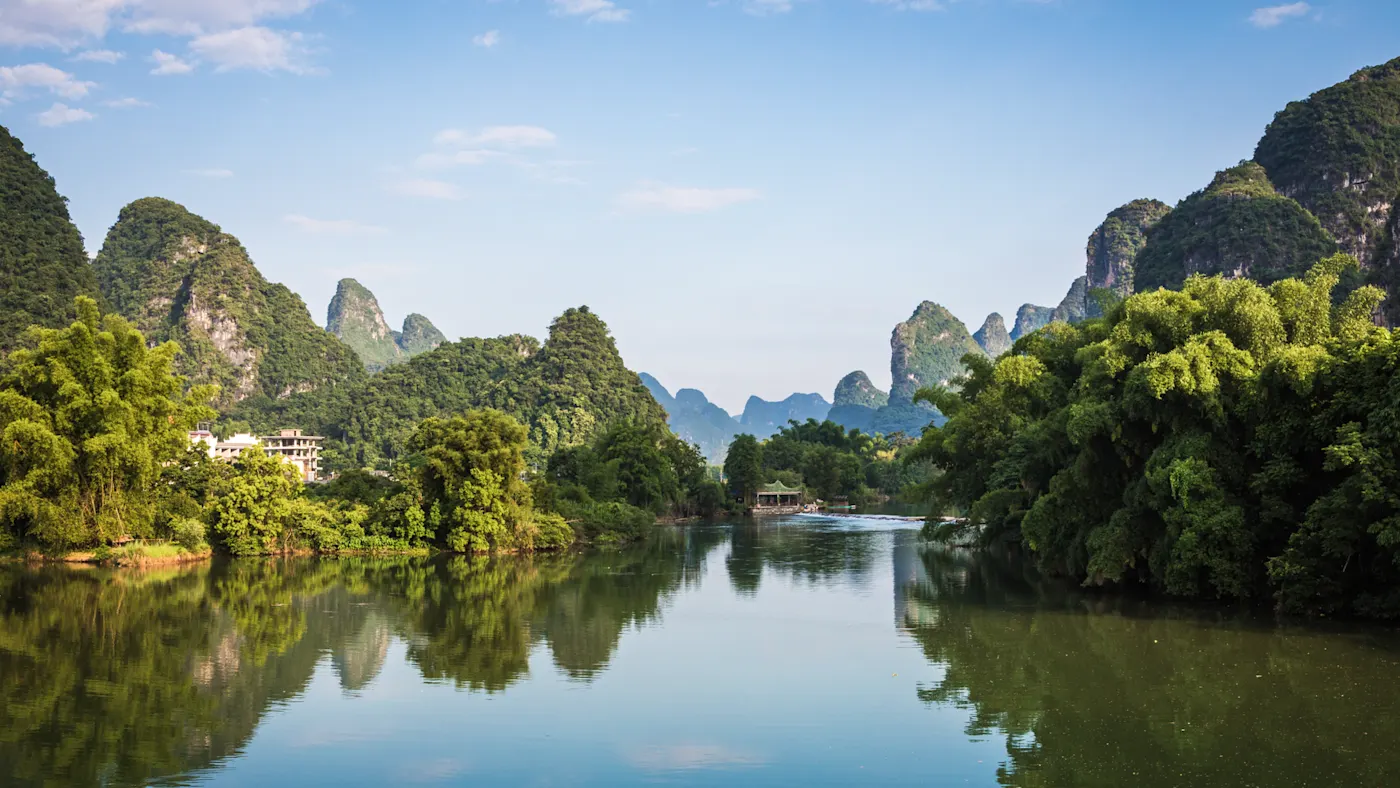 Malerische Aussicht auf Yulong Fluss zwischen grünen Wäldern und Karstberge in Yangshuo County von Guilin, China. Yangshuo ist ein beliebtes Reiseziel in Asien.

