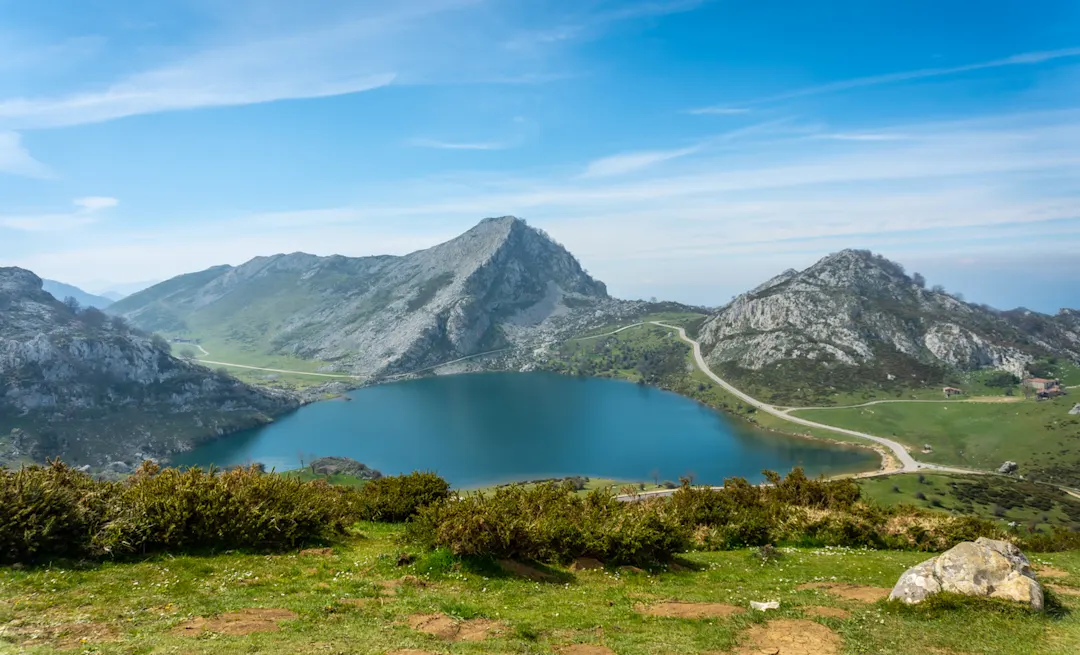 Spain, Asturia, Lago Covadonga Schöne Aussicht auf den Enolsee in den Seen von Covadonga. Asturien. Spanien