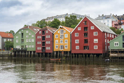 Blick auf den Bakklandet Holzhausdorf in Trondheim in Norwegen.